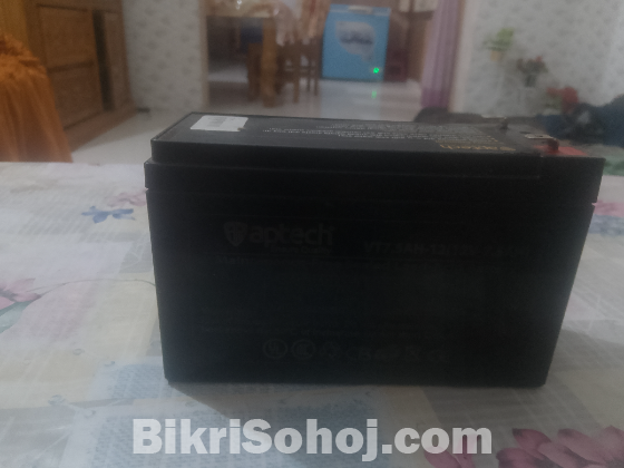 ১২ ভোল্টের দুইটি ব্যাটারি ও ১২ ভোল্টের একটি চার্জার